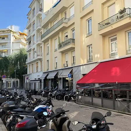 Quiet Three-room Golden Square Terrace Vanves