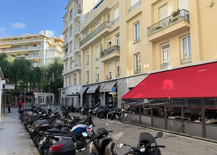 Quiet Three-room Golden Square Terrace 旺沃