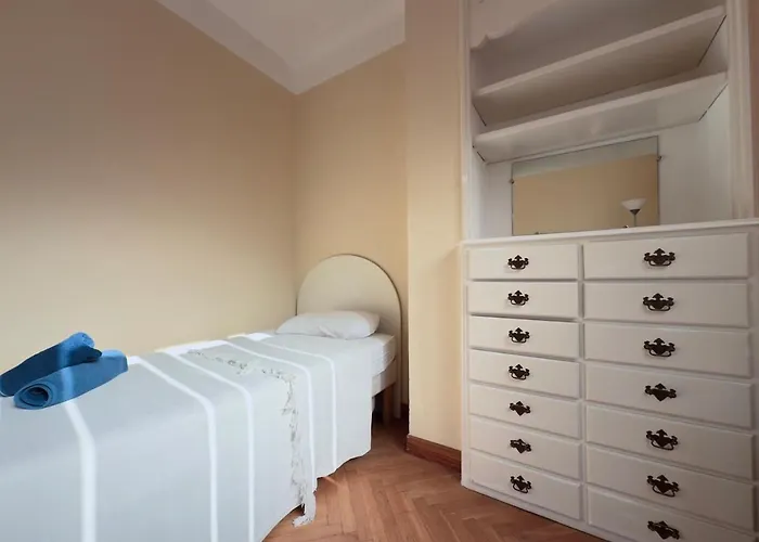 Quiet Three-room Golden Square Terrace *